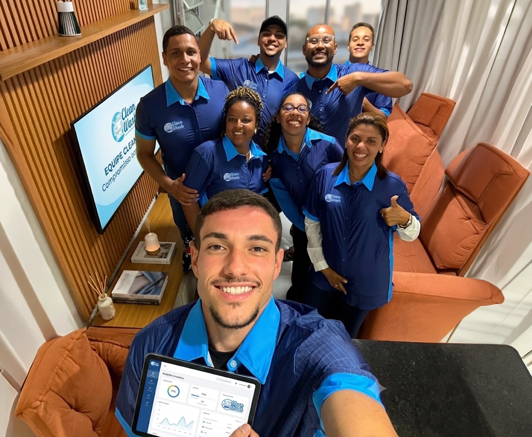 Equipe Clean Wash realizando higienização profissional